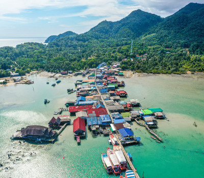 鸟瞰图邦宝码头和灯塔在koh Chang, Trat，泰国