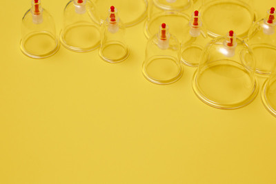 hijama jar。真空泵的黄色背景