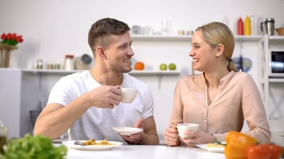 迷人的夫妻饭后喝茶有利于消化，平衡水分