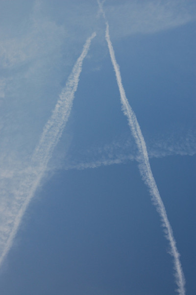 字母A在天空中