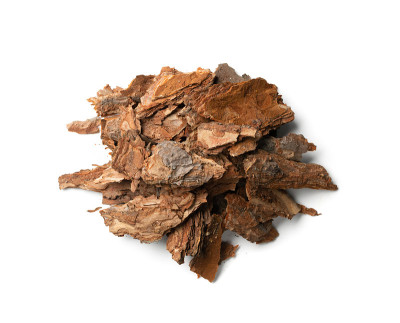 分离的松树皮屑堆