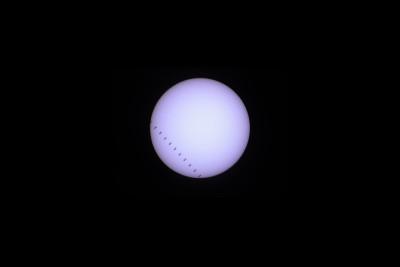 国际空间站(ISS)凌日时太阳的望远镜视图。11帧合成的