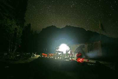 在山间星夜旅行