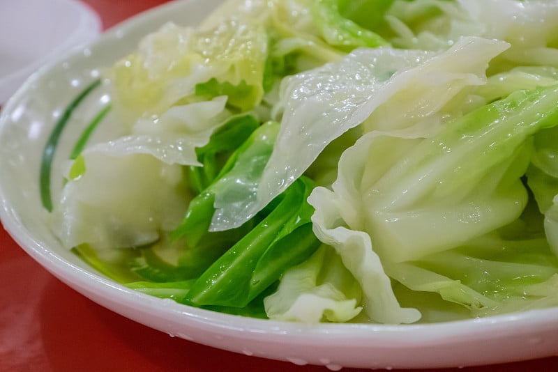 台湾餐馆里美味的白盘炒白菜。