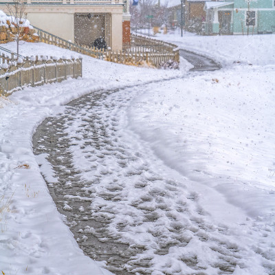 黎明时分，雪地上弯曲的小路