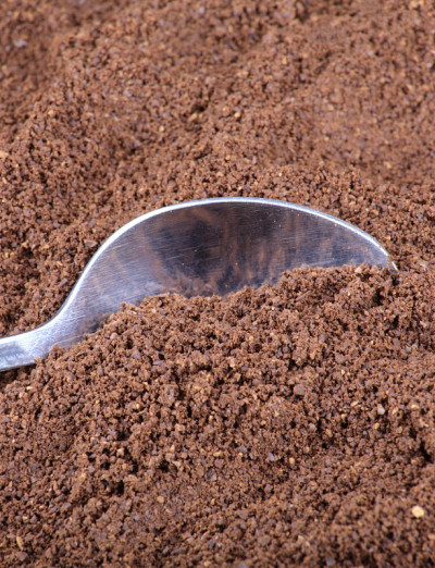 磨好的咖啡和茶匙