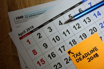 美国1040所得税表上的日历显示申报截止日期为2018年4月17日