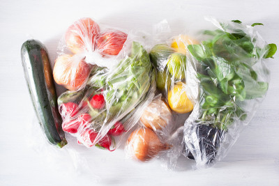 一次性塑料垃圾问题。水果和蔬菜装在塑料袋里