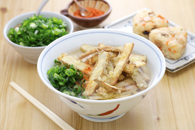 牛蒡天妇罗乌冬面汤，日本料理