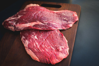 生牛肉在木板上俯视图
