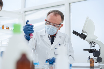科学家在实验室里做科学实验