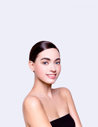 特写肖像微笑美丽的年轻女子与闪亮的化妆美容化妆品保健概念