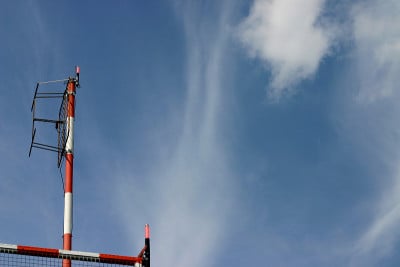 天线有红白条纹，天空湛蓝