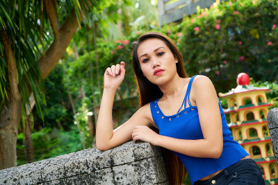 美丽的女人摆姿势看着相机