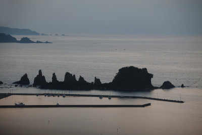 早上在日本和歌山的海上有著名的岩石桥奎瓦