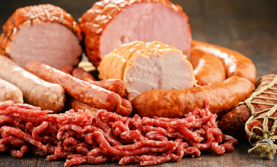 肉类产品，包括火腿和香肠