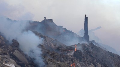 房子被烧毁了。冒烟的，被熏黑的建筑废墟已经被烧成平地