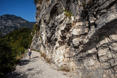 徒步旅行者在库梅里环山的路径