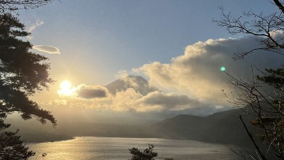 富士山在元津湖上的日出