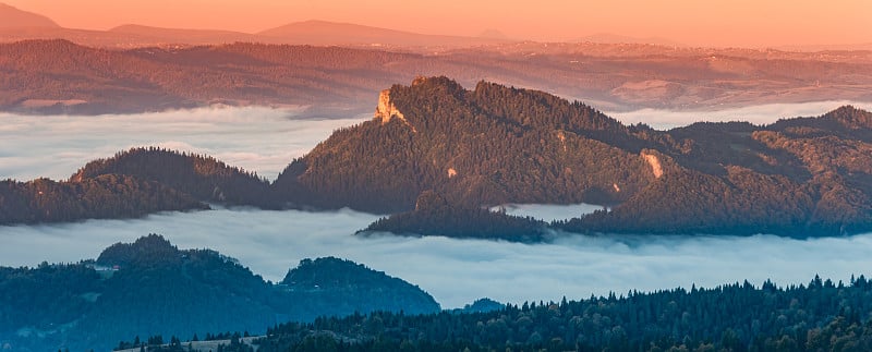 波兰Pieniny，清晨雾气蒙蒙的山景