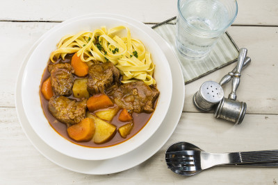 炖牛肉配意大利面