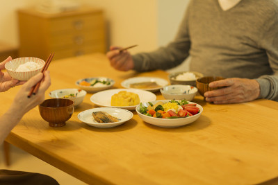 老年夫妇共进晚餐