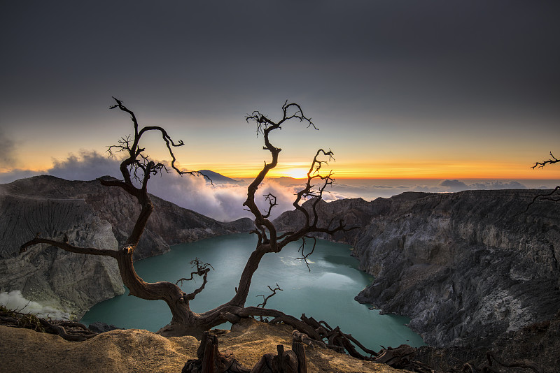 Ijen火山口黄昏