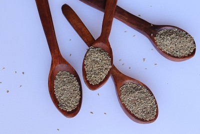 白色背景上的草药种子