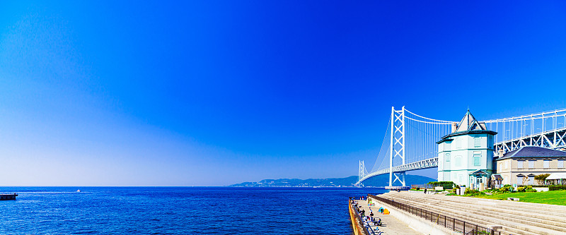 夏日清晨蓝天背景下的明石海峡大桥景观