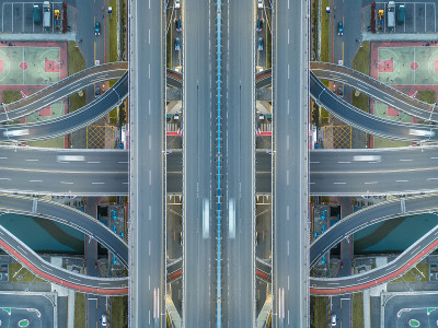 交通圈环岛鸟瞰图-交通概念图像，交通圈环岛鸟瞰夜景使用无人机在台北，台湾。