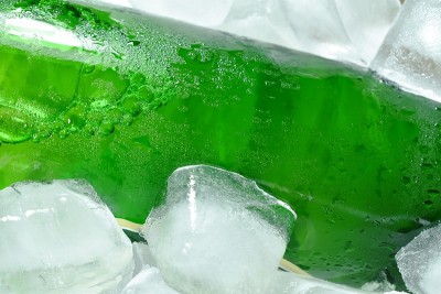 绿色的冰啤酒瓶