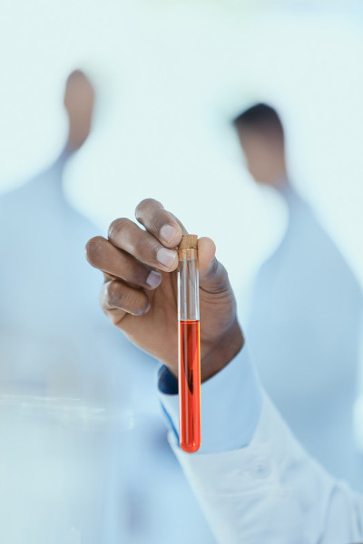 近距离观察科学家拿着试管与试剂，实验室研究员的概念