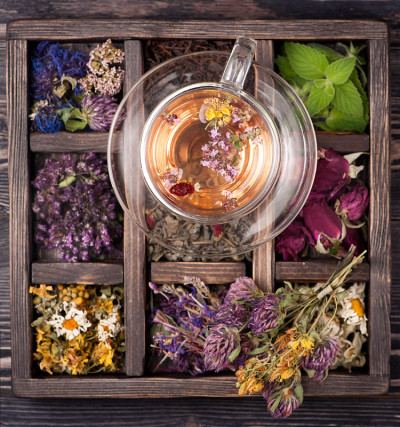 草药和鲜花茶和干草药和鲜花