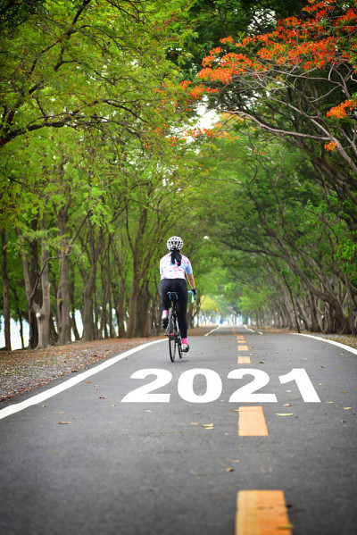 2021年新年，女运动员在路上骑自行车