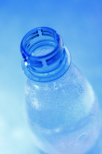打开蓝色矿泉水瓶