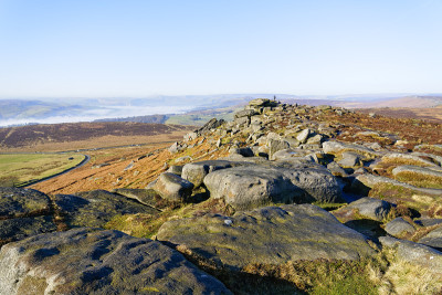 穿过Stanage Edge山顶到达山顶区雾气弥漫的山谷
