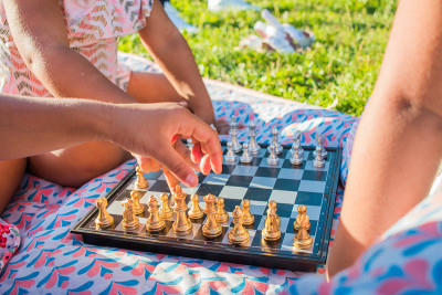 小女孩在下棋
