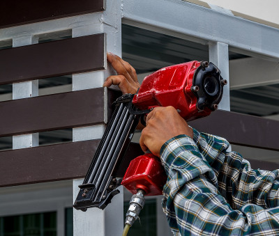 气动钉枪射击
