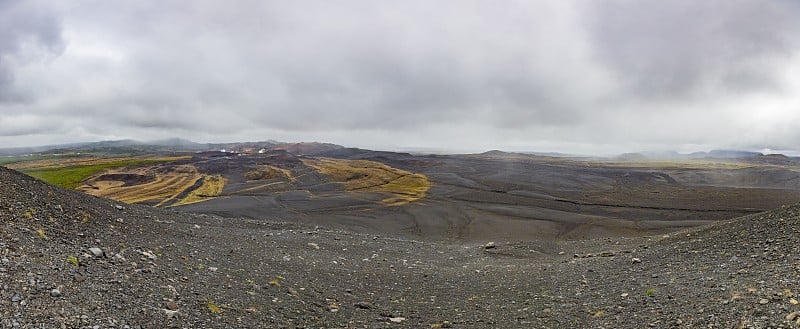 冰岛Hverfjall火山口夏季白天的彩色Hverir地热地区全景图