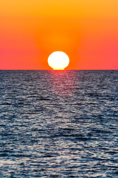 美丽的日落在海洋上