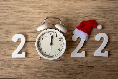 2022年新年快乐，复古闹钟和木制号码。圣诞快乐，新的开始，决心，倒计时，目标，计划，行动和使命概念