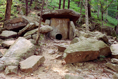Table-stone。