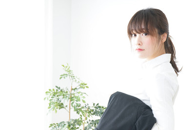 女商人在脱西装