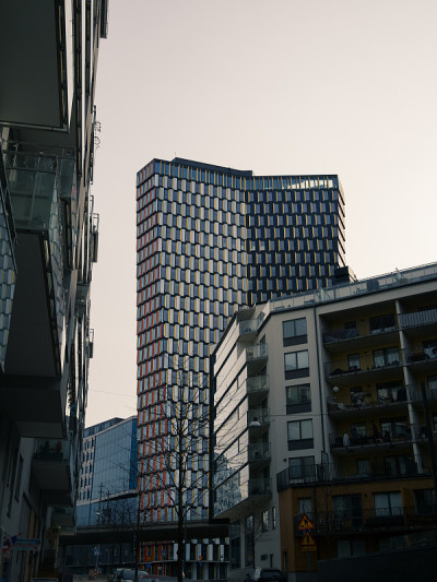 从一条狭窄的小巷看到的Sthlm01摩天大楼