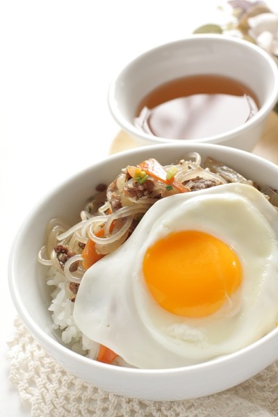 韩国菜，面条和蔬菜炒