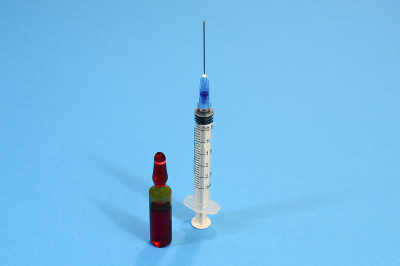 蓝色背景上有安瓿和注射器