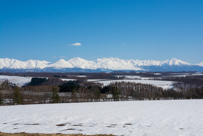 积雪残留的高地和雪山