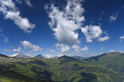 奥地利的Stubnerkogel山和云的阴影景观