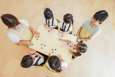 幼儿园的孩子和老师