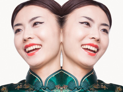 年轻女子在旗袍数字合成